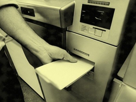 Depositando cheques e cédulas