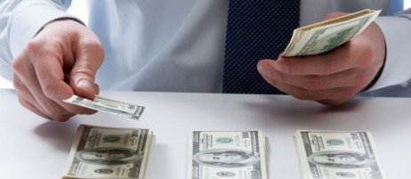 Pagando seus funcionários com dinheiro